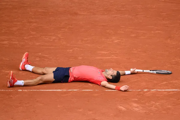 En remportant les Internationaux de France de Roland Garros dimanche dernier, Novak Djokovic est devenu le premier joueur de l'histoire du tennis masculin à soulever 23 titres du Grand Chelem (iconsport)