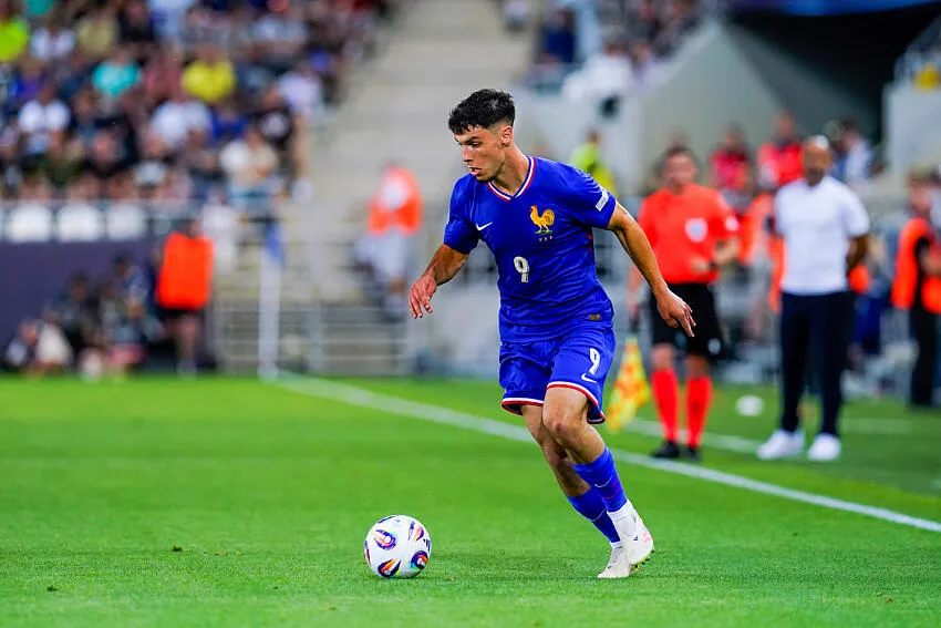 Matthis Abline, joueur du FC Nantes, avec le maillot de l'équipe de France - Icon Sport