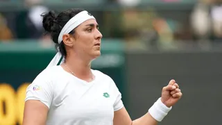 Wimbledon (F) : Jabeur renverse Świątek et affrontera Sabalenka en quarts