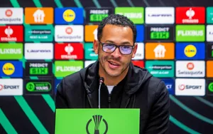 Strasbourg : Pourquoi Liam Rosenior doit jouer le titre en Ligue Europa Conférence
