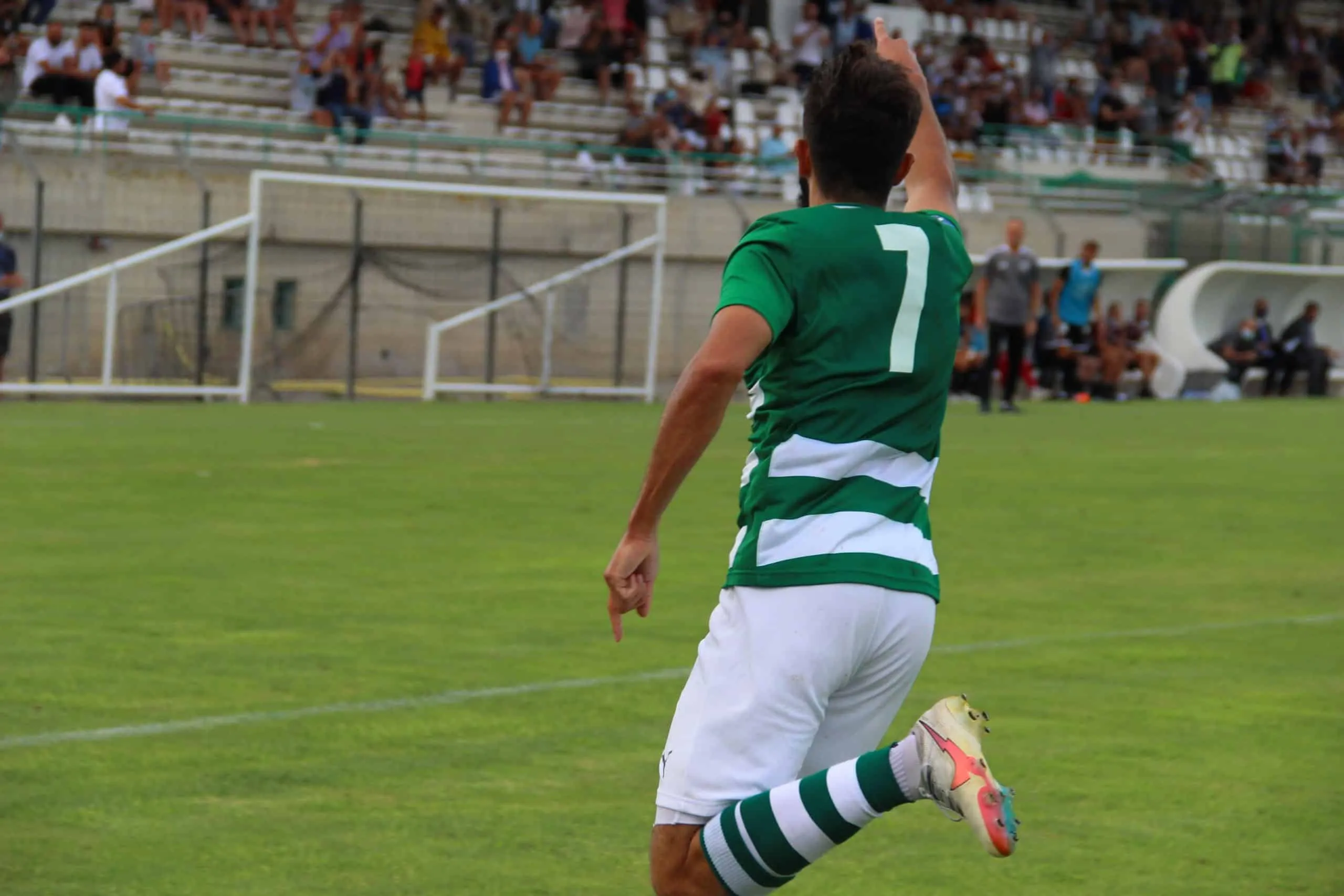 Faissal Mannaï s'en allant célébrer après son but, synonyme d'ouverture du score