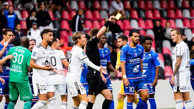 Mercato ASSE : Les Verts devancent le RC Lens pour un défenseur