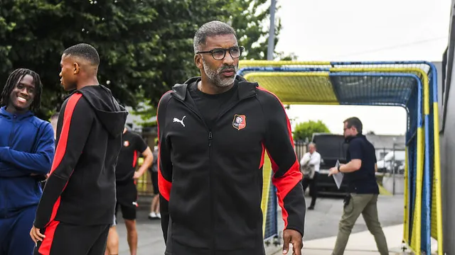 Mercato Rennes : Habib Beye prêt à envoyer un ancien du RC Lens en Ligue 2