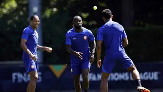 Mercato Bayern Munich : Un défenseur néerlandais pisté pour remplacer Pavard