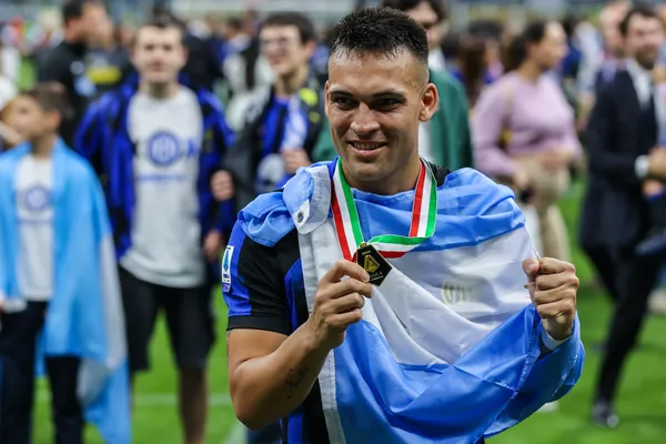 Lautaro Martinez célébrant le titre de champion d'Italie acquis avec l'Inter