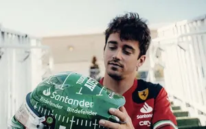 F1 : Un casque vert pour un anniversaire manqué : le drôle de choix de Charles Leclerc