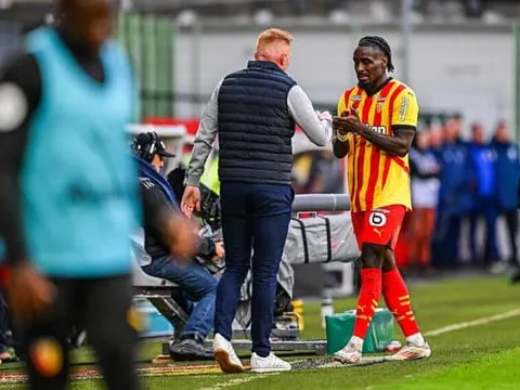 RC Lens : Nzola suspendu 2 matchs, un nouveau casse-tête se prépare pour Will Still
