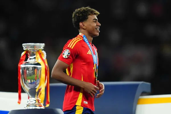 Lamine Yamal (Espagne) avec le trophée de champion d'Europe 