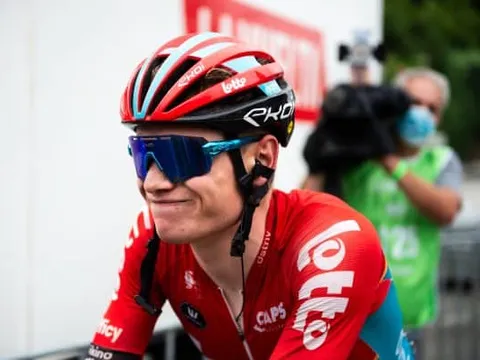 UAE Tour 2024 : la malédiction AG2R continue, Lennert Van Eetvelt s’impose