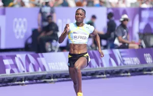JO 2024 : Incroyable, une athlète remporte le 100 m et ramène la première médaille de l’histoire de son pays