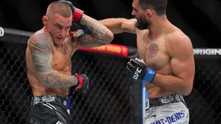 Dustin Poirier fracasse Benoît Saint-Denis après leur affrontement à l’UFC 299