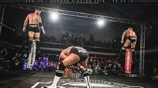 RevPro – Quand Josh Bodom & Sha Samuels agressent et blessent sévèrement un arbitre en plein show