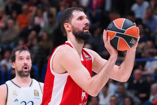 Nikola Mirotic, balle en main, sous les couleurs de Milan