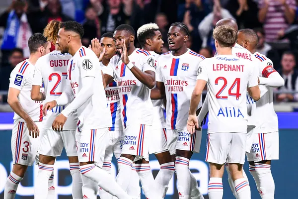 Karl Toko Ekambi (à droite) sur le point de quitter l'OL pour le Golfe ? (iconsport)