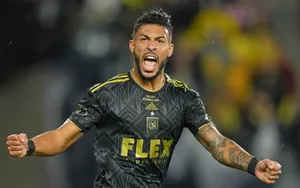 Mercato Ligue 1 : Denis Bouanga prêt à retrouver l’Europe !