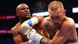 Floyd Mayweather affronte Don Moore dans un combat exhibition
