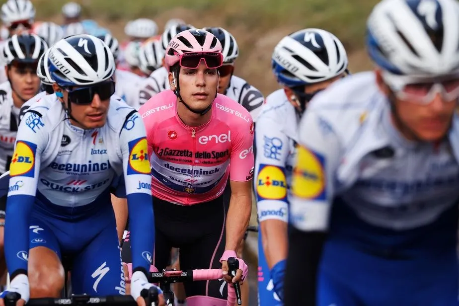 Joao Almeida entouré de ses équipiers sur le Giro 2020