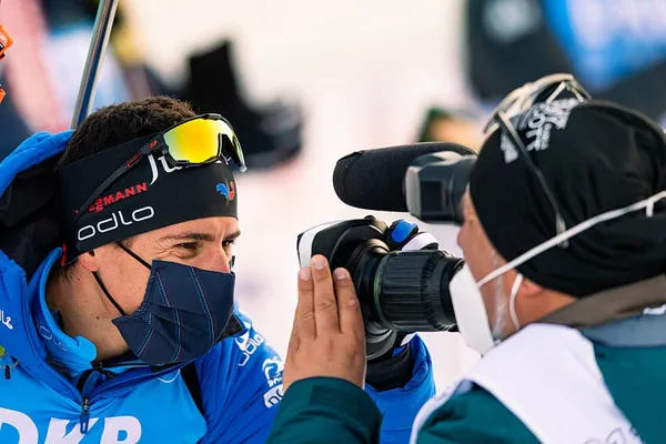 Quentin Fillon Maillet qui répond aux journalistes après sa victoire en coupe du monde
