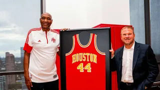 Les Rockets retirent le maillot d’Elvin Hayes