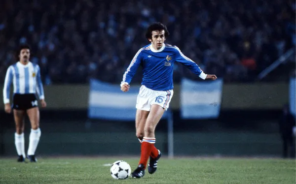 Michel Platini a inscrit 61 coups francs entre 1972 et 1987.