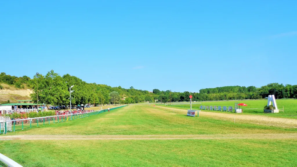 La ligne droite de l'hippodrome de Montignac-Charentes