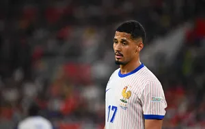 Euro 2024 : “Il faut demander au doc”, Saliba maintient le flou au sujet de Mbappé