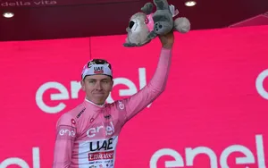 Giro 2024 : l’UCI menace d’expulser Tadej Pogačar