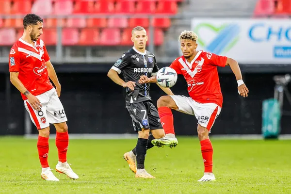 Recruté en septembre dernier, Jason Berthomier quitte déjà le VAFC en cette fin de mercato estival, direction l'Australie (iconsport)