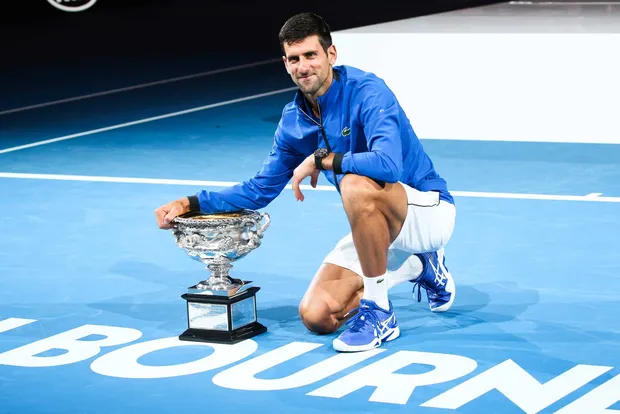 Novak Djokovic posant avec le trophée de l'Open d'Australie 2019