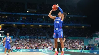 JO 2024 : les Bleus du basket sauvés par Matthew Strazel