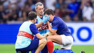 Équipe de France : Antoine Dupont masqué pour les quarts de finale ?