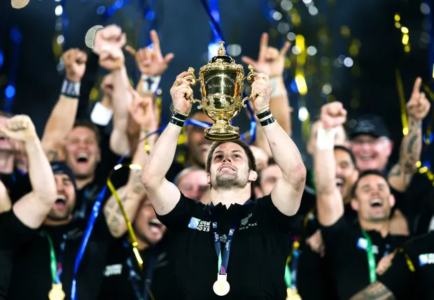 Richie McCaw soulevant le trophée Webb-Ellis de vainqueur de la coupe du monde