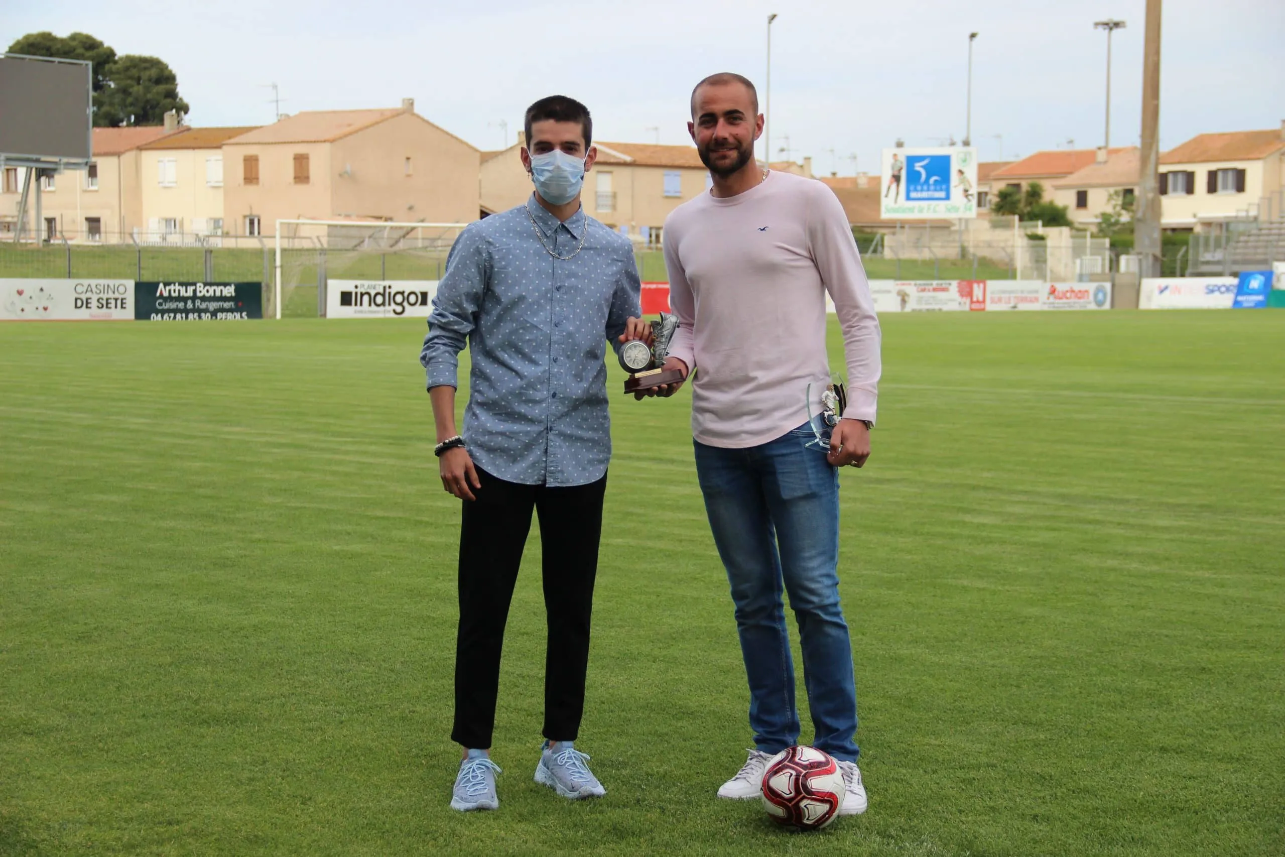 Vincent Pappalardo et son trophée de meilleur joueur de la saison du FC Sète