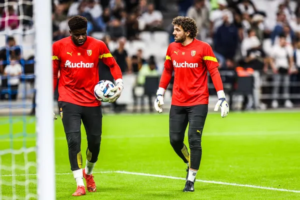 Jean-Louis Leca (à droite) pourrait bien prendre la place de Brice Samba (à gauche) dans les buts du Racing Club de Lens ce samedi à Auxerre en Ligue 1 (iconsport)