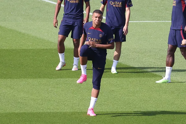 Kylian Mbappé pourrait quitter le PSG durant ce mercato, mais pas à n'importe quel prix. (iconsport)