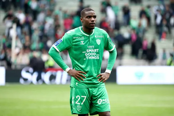 Niels Nkounkou pourrait déjà quitter l'ASSE et son coach Laurent Batlles cet été. L'Eintracht Francfort est notamment sur les rangs pour l'enrôler (iconsport)