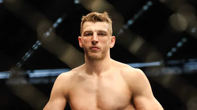 UFC : “Le karma ne loupe pas”, un combattant se moque du forfait de Dan Hooker