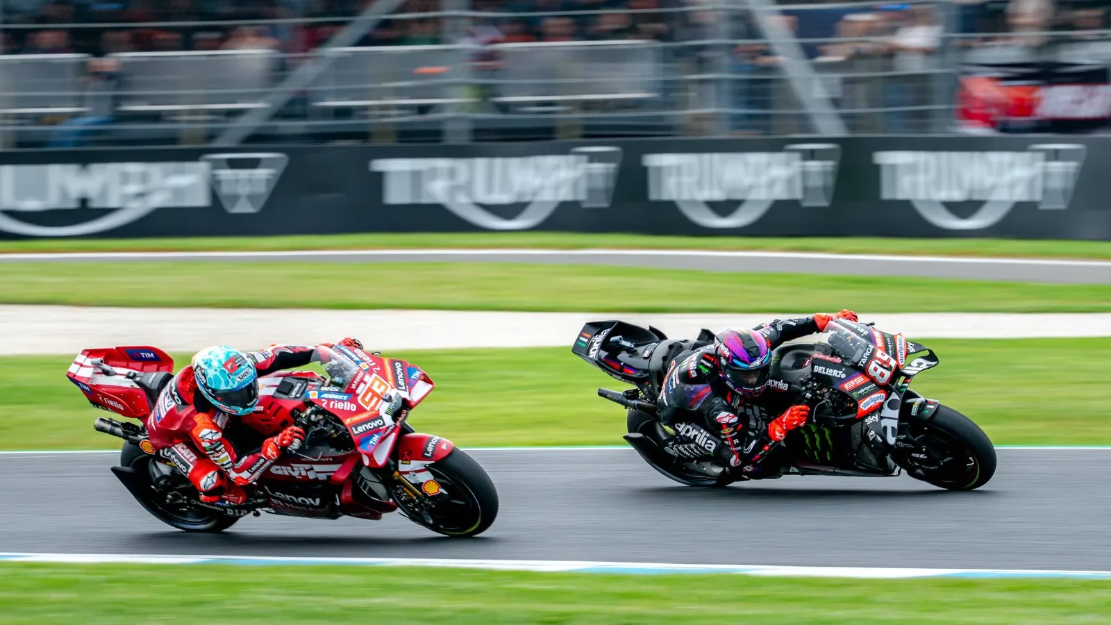 Marc Marquez (Ducati) et Jorge Martin (Aprilia) en duel au virage Miller lors du sprint du Grand Prix d'Australie MotoGP à Phillip Island, le 24 octobre 2026