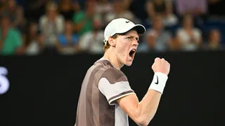 Jannik Sinner terrasse Novak Djokovic, le roi de l’Open d’Australie