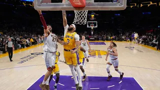 Anthony Davis prolonge trois ans chez les Lakers avec la plus grosse moyenne annuelle de l’histoire