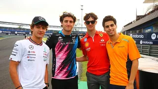 F1 : un jeune pilote domine la concurrence d’entrée et donne le ton