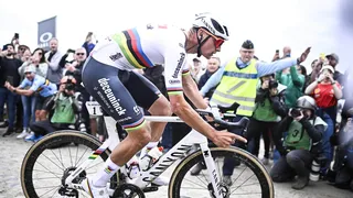 Paris-Roubaix : Mathieu Van der Poel victime d’un geste odieux ! (Vidéo)