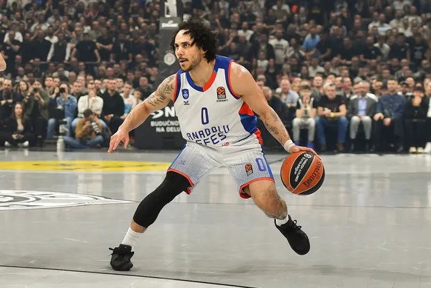 Shane Larkin, balle en main avec l'Anadolue, et candidat au MVP d'Euroleague chaque année