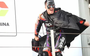 MotoGP : Quand Batman s’invite sur le podium en Indonésie