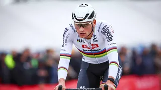 Pays-Bas : Mathieu van der Poel devant Max Verstappen
