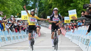 Tour de Suisse : la fleur de Joao Almeida pour Adam Yates