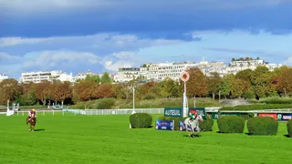 Tous derrière et lui devant !