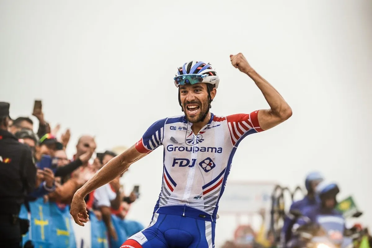 Thibault Pinot levant les bras