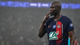 Mercato PSG : Poussé vers la sortie, cet ancien chouchou fait ses adieux après avoir rejoint Benzema !