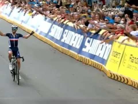 Julian Alaphilippe conserve son maillot arc-en-ciel de champion du monde !
